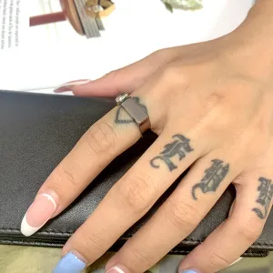 Minimalistische titanium stalen rechthoekige ring voor dames, stijlvol sieraad.