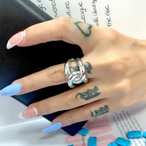 Gedetailleerd overzicht van een massieve titanium stalen kettingring met gedurfd design.
