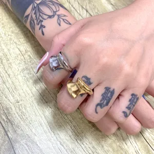 Chunky onregelmatige metalen statement ringen in zilver en goud op vingers detail