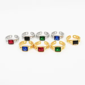 Detailansicht trendiger texturierter geometrischer Zirkon Ringe aus Titanstahl modisch.
