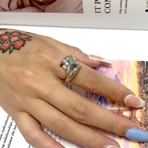 Grof onregelmatig zilverkleurig titanium stalen ring, gedurfd statement ontwerp voor hand sieraden.