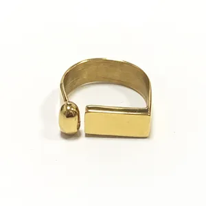 Gedetailleerd overzicht van de gouden roestvrijstalen open ring, modern geometrisch ontwerp.
