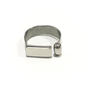 Minimalistisch open ring detail, close-up van moderne geometrische roestvrijstalen sieraden.