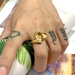 Massieve gouden statement ring voor dames, unieke onregelmatige geometrische sieraden.