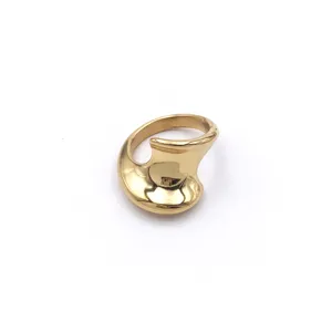 Gouden dikke statement ring brede sculpturale titanium staal mode sieraden voor vrouwen.