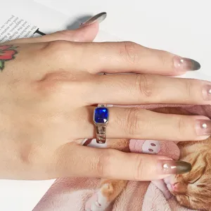 Edelstahl Ring mit funkelndem rechteckigen blauen Zirkon und einzigartigem strukturiertem Design.
