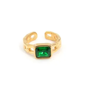 Schicker vergoldeter Titanstahlring mit grünem Zirkonia im Smaragdschliff und offenem Design.