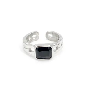 Offener Ring aus Titanstahl mit einem rechteckigen schwarzen Zirkon. Schickes Design.