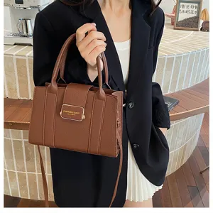 Élégant sac à bandoulière en cuir marron pour femmes, sac à main polyvalent avec poignée.