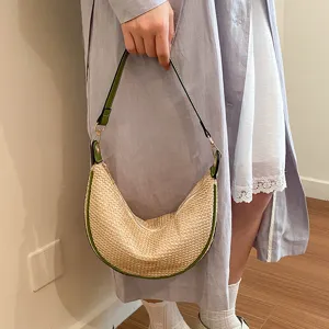 Sac d'épaule en paille d'été pour femme, sac croissant sous les bras avec bord vert.
