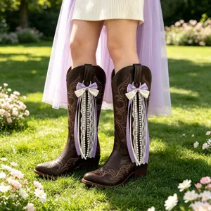 Western Cowboy Stiefel mit handgefertigter lila Schleife Perlenkette und Spitzenband Dekor