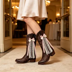Modische braune Westernstiefel für Damen mit eleganten Schleifen, feiner Spitze und Perlen.