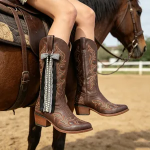 Bottes de cowboy occidentales avec broderie elegante et pendentif noeud perles carreaux noir.