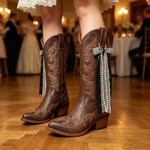 Détail rapproché de bottes de cowboy marron élégantes avec charmants rubans et perles.