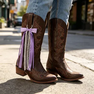 Bottes de cowboy western marron avec nœud violet ruban de perles accessoire, broderie détaillée.