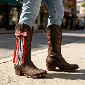 Bottes de cowboy western brodées vintage avec nœud rouge, chaîne de perles et ruban de dentelle.
