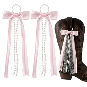Breloques de bottes de cowboy de style occidental avec ruban à pois roses et perles élégantes.