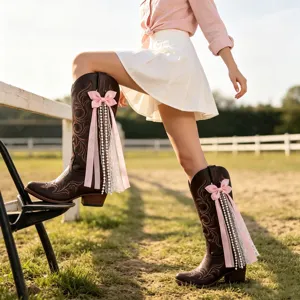 Bottes de cowboy occidentales pour femmes avec nœud papillon rose et rubans de perles.