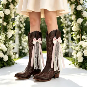 Bottes occidentales pour femmes avec élégants nœuds roses et blancs, dentelle et perles.