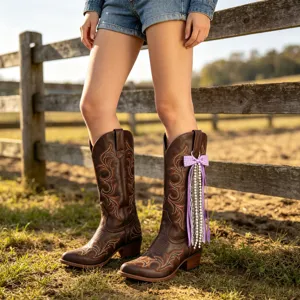 Accessoire de décoration pour bottes de l'Ouest avec nœud violet et pampilles de perles.