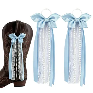 Breloques de bottes en ruban de satin bleu avec dentelle blanche et perles pour bottes.