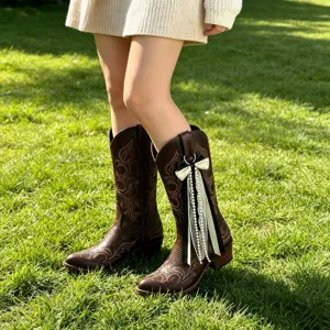 Dunkle Westernstiefel mit eleganter Schleife und Perlenband, bestickte Cowboystiefel.