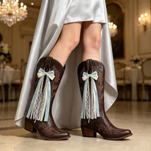 Braune Westernstiefel mit Schleife Band und Perlenquasten Detail für modische Frauen.