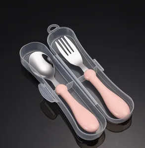 Vue détaillée de l'ensemble fourchette et cuillère pour bébé en acier inoxydable avec étui.