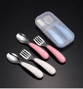 Detailansicht des Edelstahl Baby Löffel und Gabel Sets mit farbigen Griffen für Kinder.