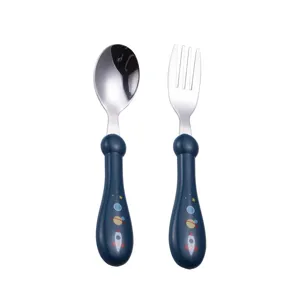 Set de fourchette et cuillère en acier inoxydable pour enfants avec motif de fusée spatiale.