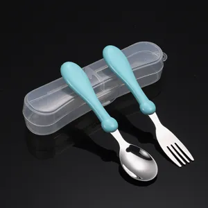 Set de cuillère et fourchette en acier inoxydable pour bébé avec boîte de rangement transparente.