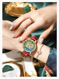 Nahaufnahme der eleganten Damen-Automatikuhr mit grünem Zifferblatt und rotem Armband.