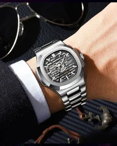 Detailansicht des mechanischen Skelett-Zifferblatts, silbernes Edelstahlarband und stilvolles Design.