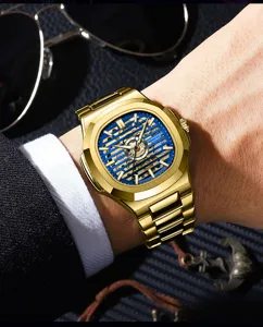 Herren Automatikuhr mit goldenem Gliederarmband und blauem skelettierten Zifferblatt.