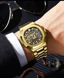 Detailaufnahme der goldenen automatischen Herrenarmbanduhr mit Skelett-Mesh-Zifferblatt.