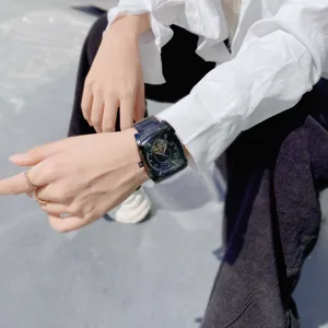 Herren quadratische automatische mechanische Uhr mit Metallarmband und Hohldesign.