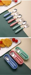 Edelstahl Kinder Besteck Set mit bunten Griffen und tragbarer Aufbewahrungsbox für Babys.