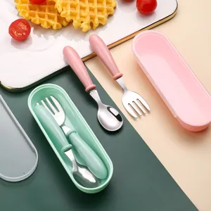 Edelstahl Kinder Besteck Set mit Gabel, Löffel und praktischer Aufbewahrungsbox für Babys.