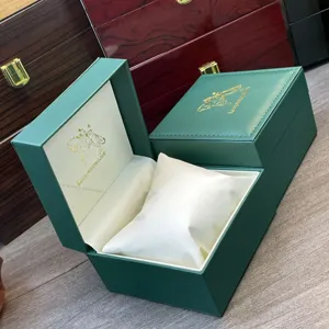 Groene lederen horlogedoos detail, luxe geschenkverpakking opbergdoos met zacht fluwelen kussen.