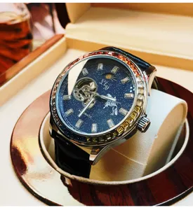 Gedetailleerd overzicht van luxe heren automatisch mechanisch horloge met sterrenwijzerplaat.