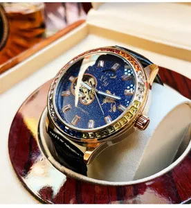 Luxe heren automatisch mechanisch horloge met opengewerkte wijzerplaat en steenlunette.