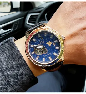 Heren automatische horloge detail, luxe sterrenhemel wijzerplaat met edelsteen bezel en band.
