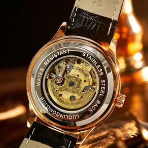 Luxe heren mechanisch horloge met opengewerkt uurwerk en roségouden kast achter.