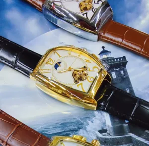 Detail van luxe heren tonneau mechanisch horloge met opengewerkt tourbillon.