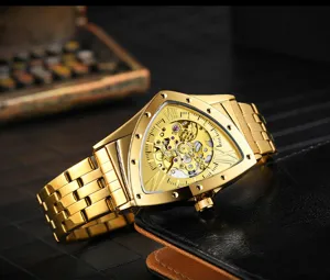 Gedetailleerd overzicht van het gouden driehoekige skeleton mechanische horloge met stalen band.