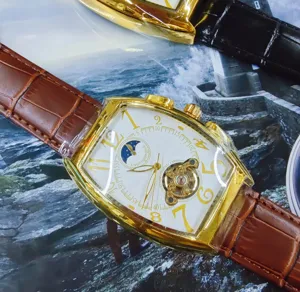 Detail van een luxe tonneau mechanisch horloge met opengewerkte wijzerplaat en lederen band.