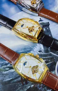 Detailopname van automatische tonneau herenhorloges met opengewerkt tourbillon wijzerplaat.