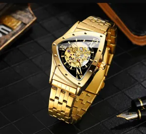 Gouden automatische mechanische herenhorloge met driehoek skelet wijzerplaat staal.