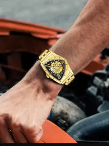 Close-up detailopname van een luxe gouden driehoekige skeleton mechanische horloge om arm.