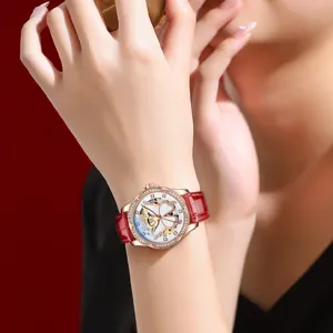 Élégante montre mécanique pour femme en or rose avec cadran papillon et bracelet en cuir.